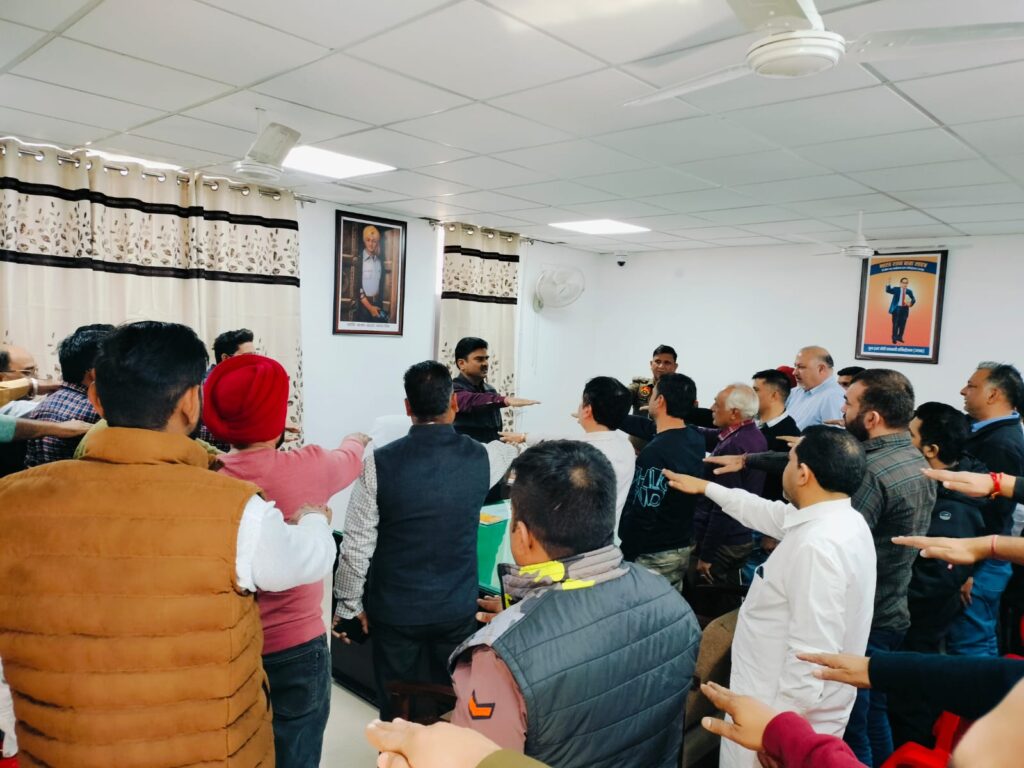 Dabwali Superintendent of Police Sumer Singh attending the meeting of medical store operators.